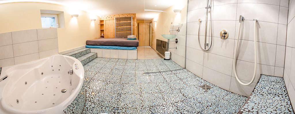 Panoramaansicht Sauna und Spabereich