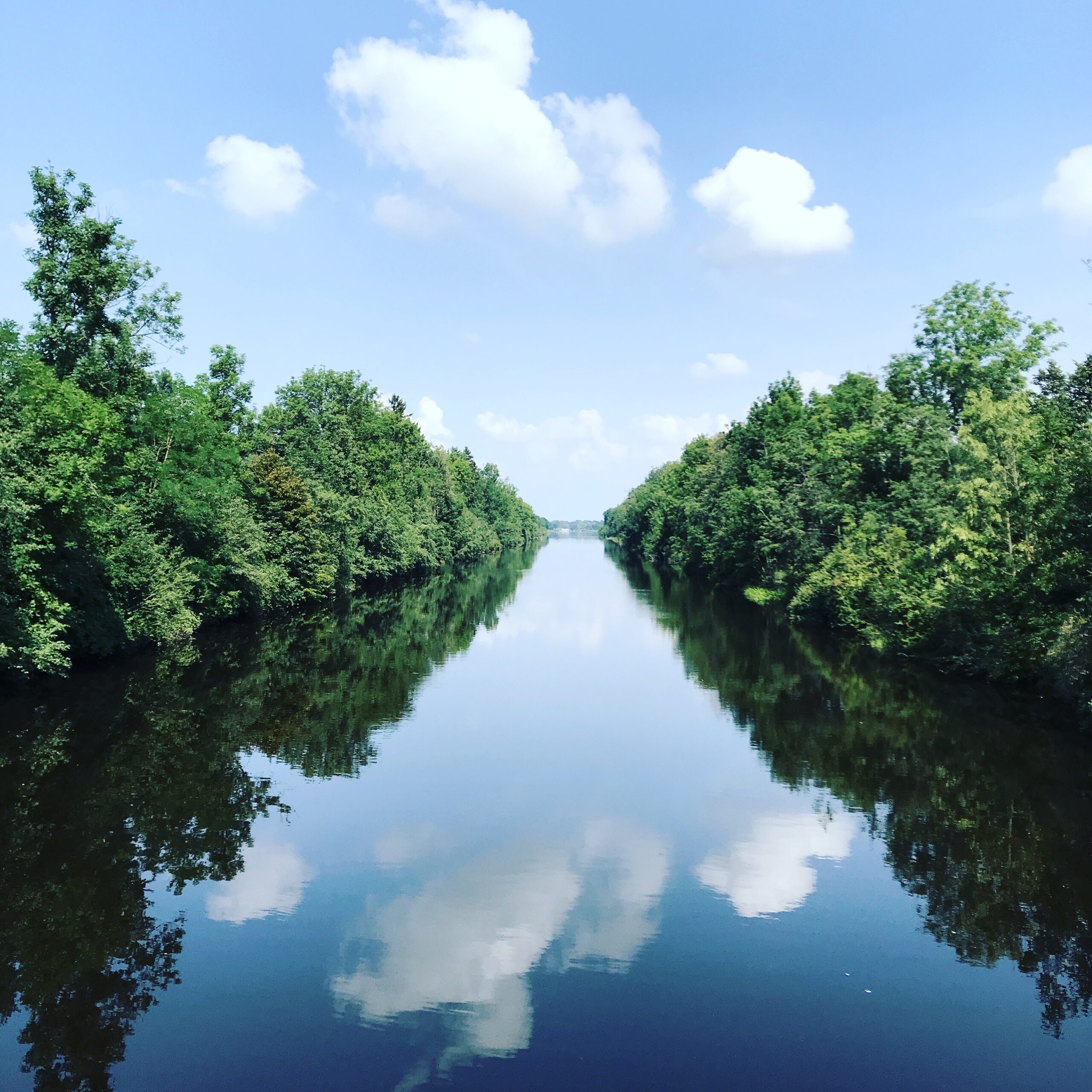 Naturweg am Wasser nahe dem Ferienhaus