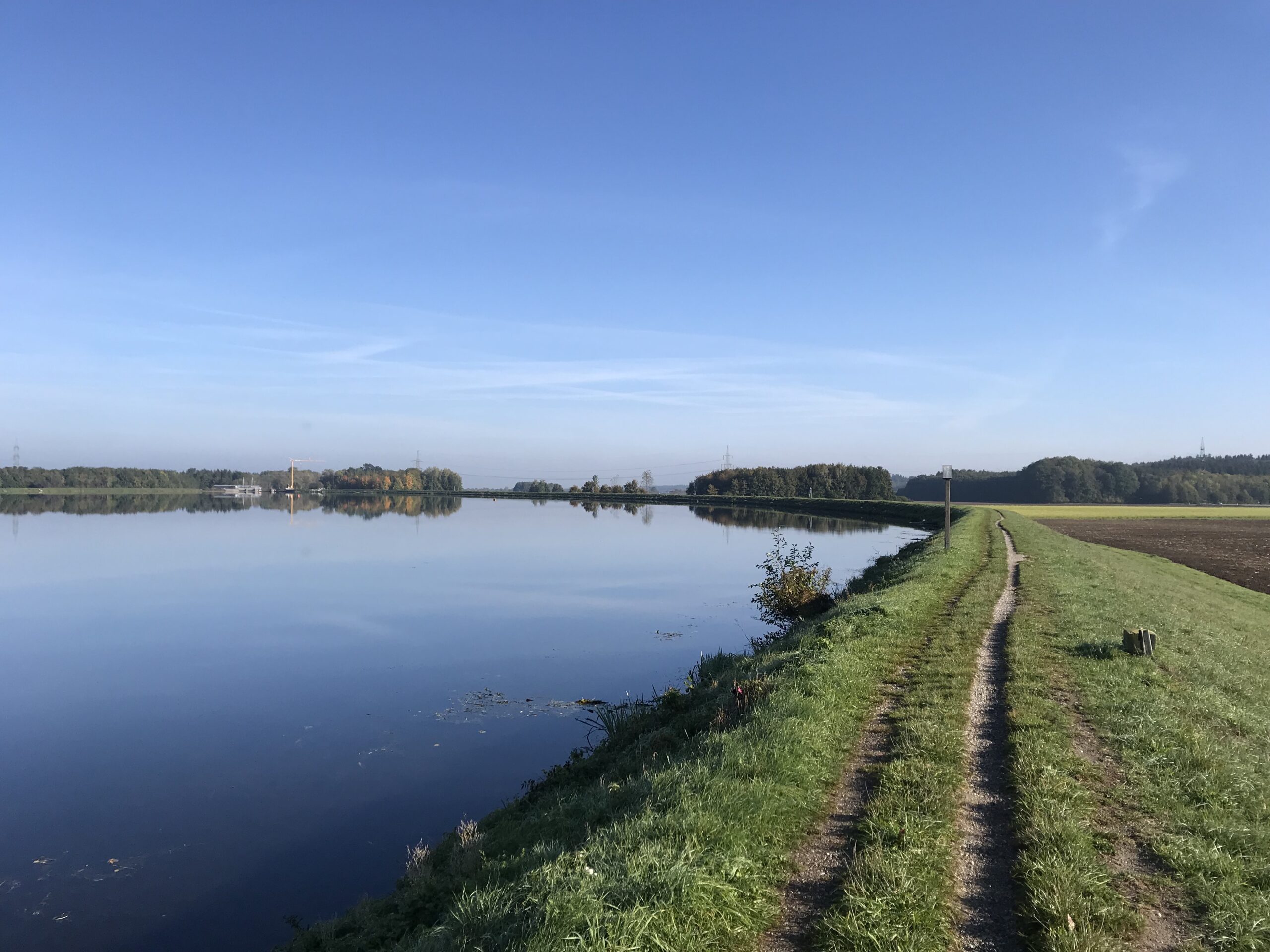 Spazierweg am Wasser im Unterallgäu